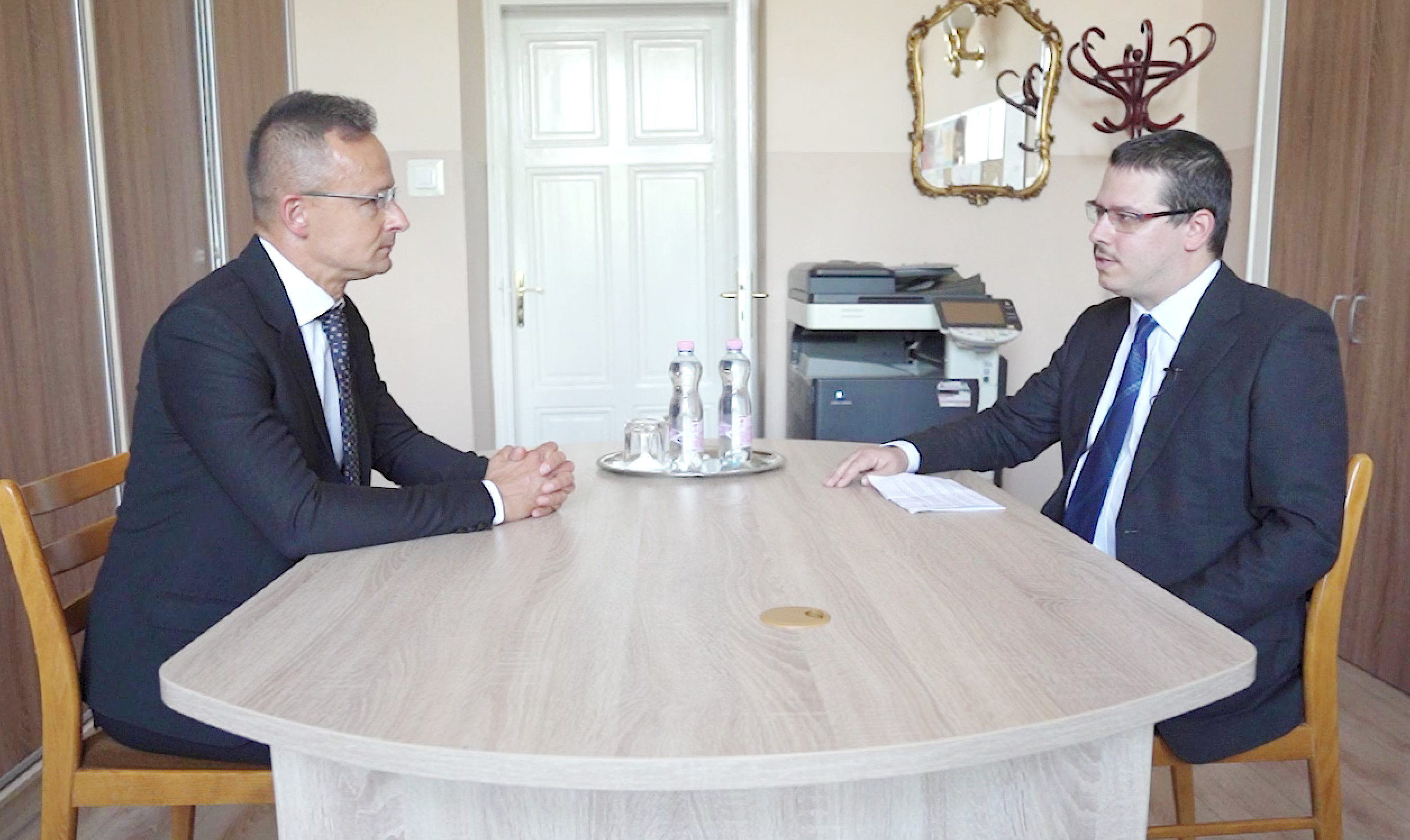 „Örülök, hogy itt lehetek, és főleg annak, hogy a helyiek megkerestek, hogy ebben a fontos helyzetben látogassak ide” – Interjú Szijjártó Péter külgazdasági és külügyminiszterrel