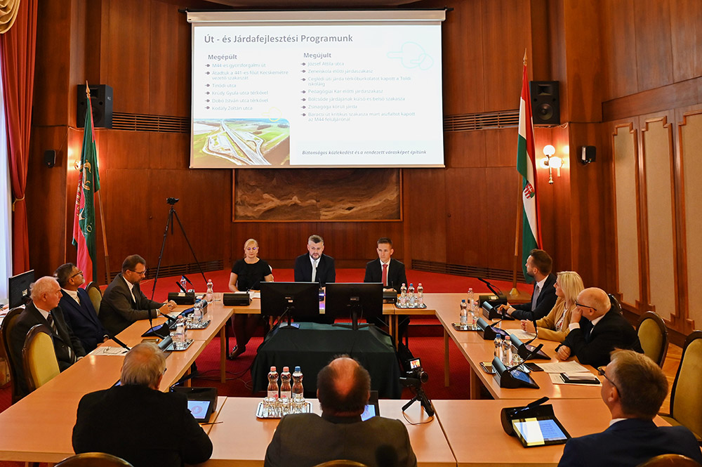 KÉT POLITIKAI HOZZÁÁLLÁS, KÉT JÖVŐKÉP